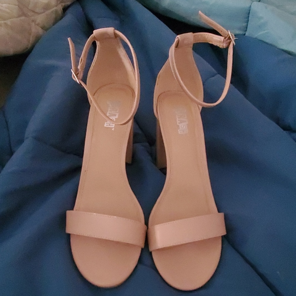 Nude pumps